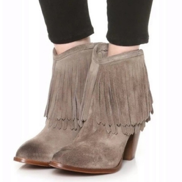 Frye Ilana Grey Suede Burnished Toe Fringe Western Boho Cowgirl Ankle Boots 9 - Picture 10 of 10